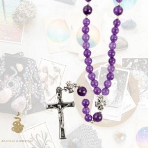 Chapelet sur corde grains en pierre amethyste ø 7 mm, longueur au cœur 17 cm, croix avec christ. livrée en boîte.