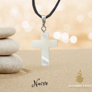 Croix de cou en nacre, h 2 cm sur cordon avec fermoir