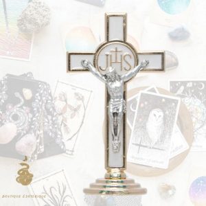 Crucifix métal couleur dorée avec inscription jhs, résine blanche sur socle et christ métal couleur argentée - h. 8 cm.