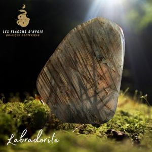 Forme libre labradorite grise-jaune 0.750g