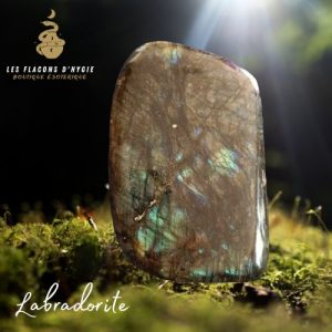 Forme libre labradorite noir-vert 1.376g