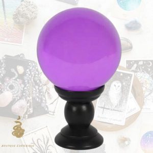Grande boule de cristal violette sur un support