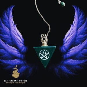 Pendule triangle vert en métal gravé pentacle