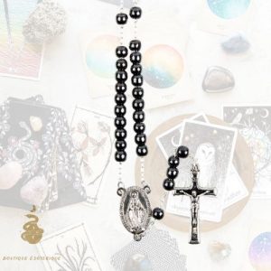 Petit chapelet sur chaine couleur argentée avec fermoir grains en hématite ø 5 mm, longueur au cœur 22 cm, croix avec christ.
