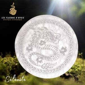 Plaque ronde sélénite gravé dragon
